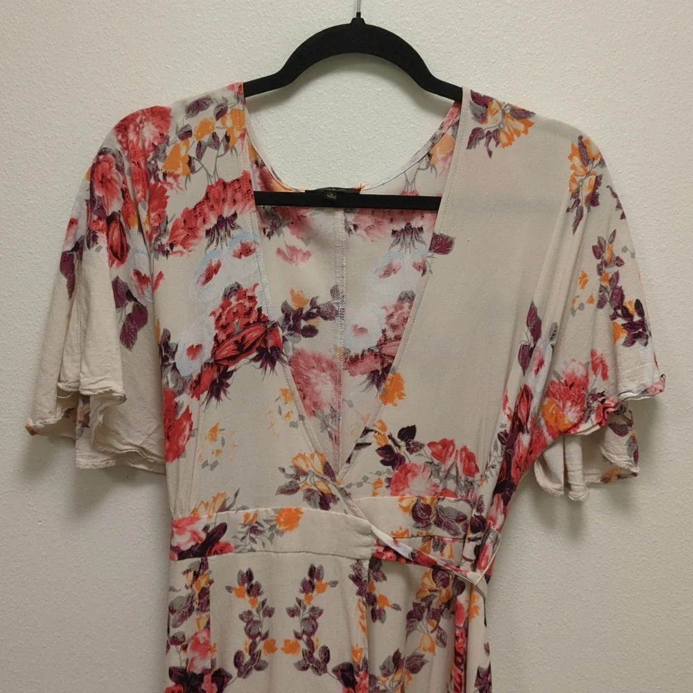 Aakaa Floral Wrap Dress – Boho-Inspired Elegance - Voluminous - Flowy - Delicate - Picture 3 of 12
